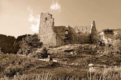 burg-belfort-brienz-mauern.jpg